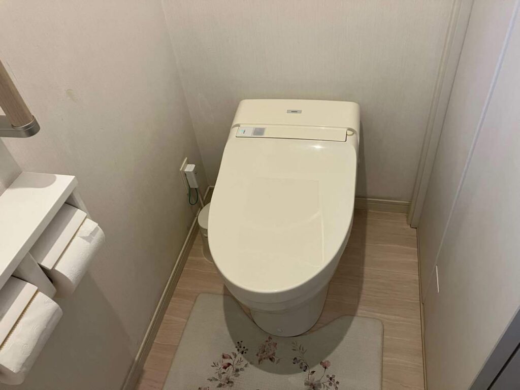 交換前のトイレの写真です。交換前はタンクレスのトイレでした。